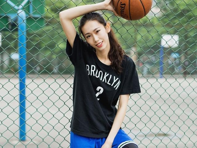 长腿女篮新星酷爱加内特，一言不合就上演暴力扣篮