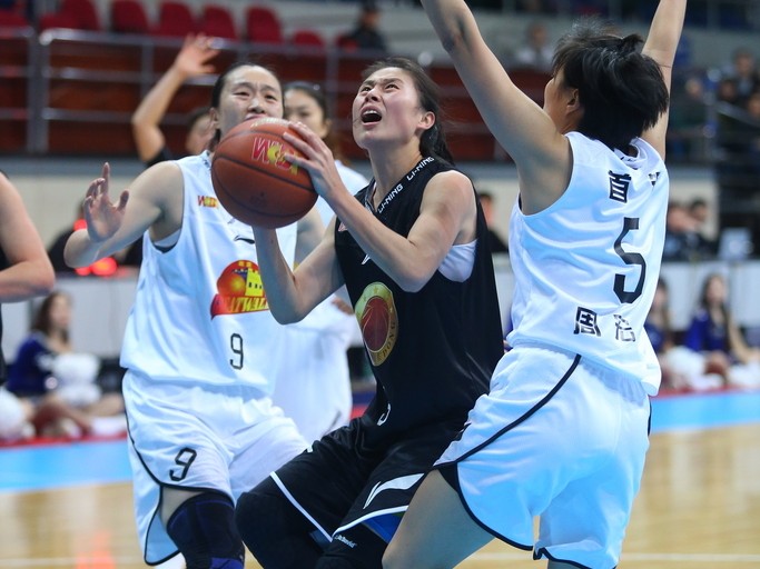 北京首钢女篮主场三十五分大胜山东 卫冕冠军渐入佳境展现实力