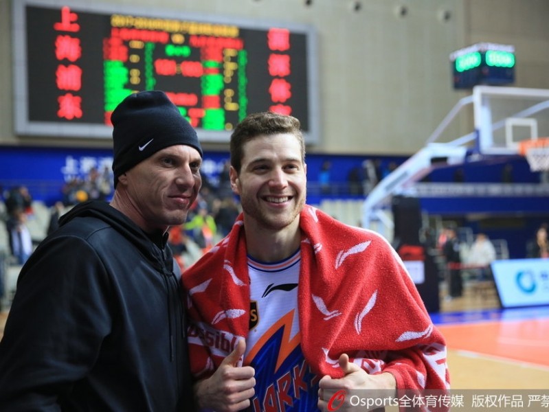 梦幻联动 白巧克力空降CBA探班弗神演传奇后卫传承