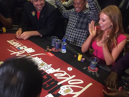 拉斯维加斯慈善之夜：老虎伍兹的扑克微笑与高球挥杆