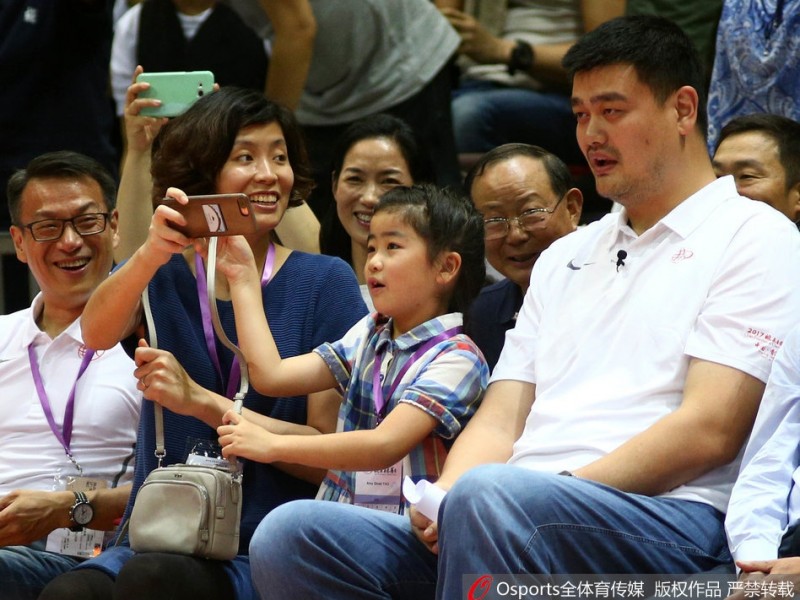 姚基金慈善赛温情一幕：姚明携妻女场边助阵，中国红队胜美国星锐
