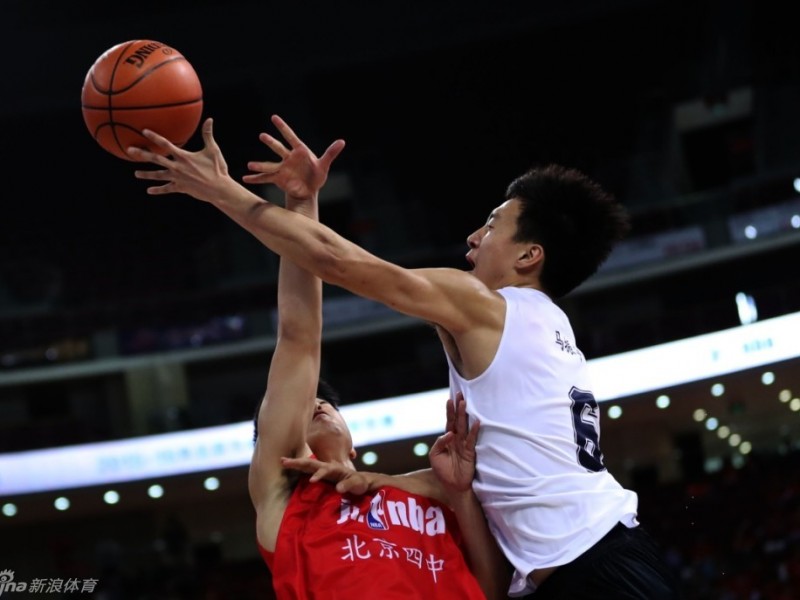 京城篮坛巅峰战：清华附中内线发威，力克北京四中加冕冠军