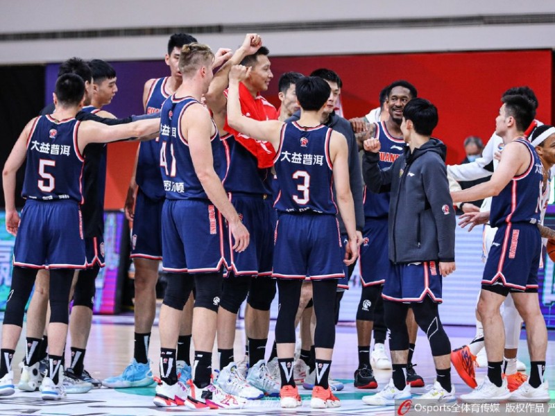 广东宏远险胜四川男篮 徐杰马尚联手导演六连胜