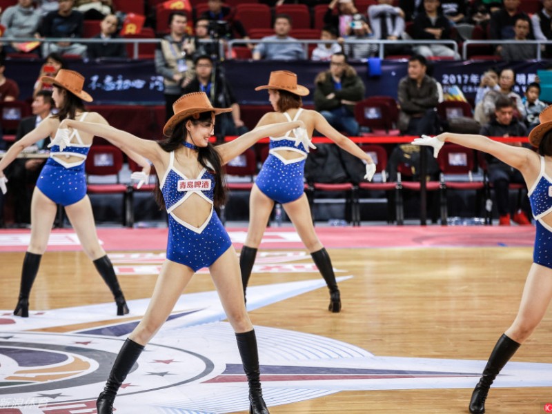 赛场上的热舞精灵：啦啦宝贝的力与美