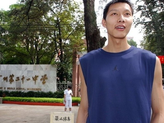 男篮一哥的青春记忆：易建联高考奇遇记