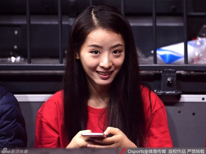 红山馆里最美的风景线 孙桐林爱妻与亚当斯女友场边助威记