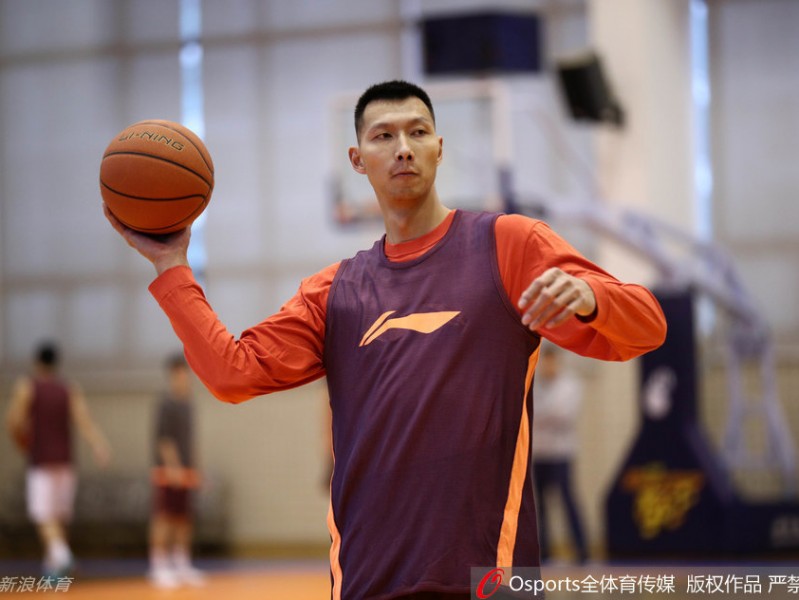 宏远训练场风云：阿联霸气回归，布泽尔“怪异投篮”成焦点，周鹏老而弥坚