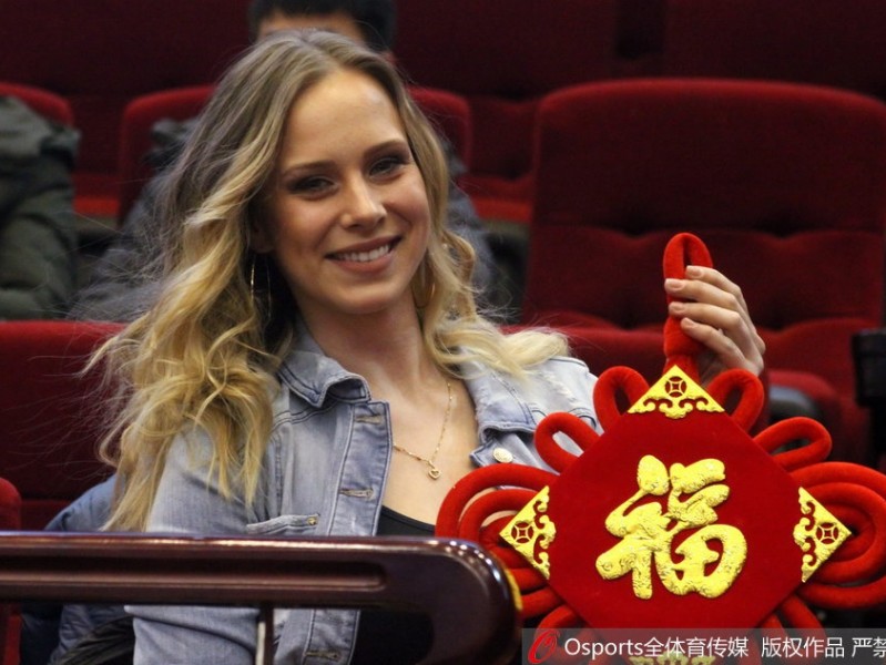 立陶宛冬日的暖阳：莫泰娇妻手执福字，笑靥如花映照齐鲁之心