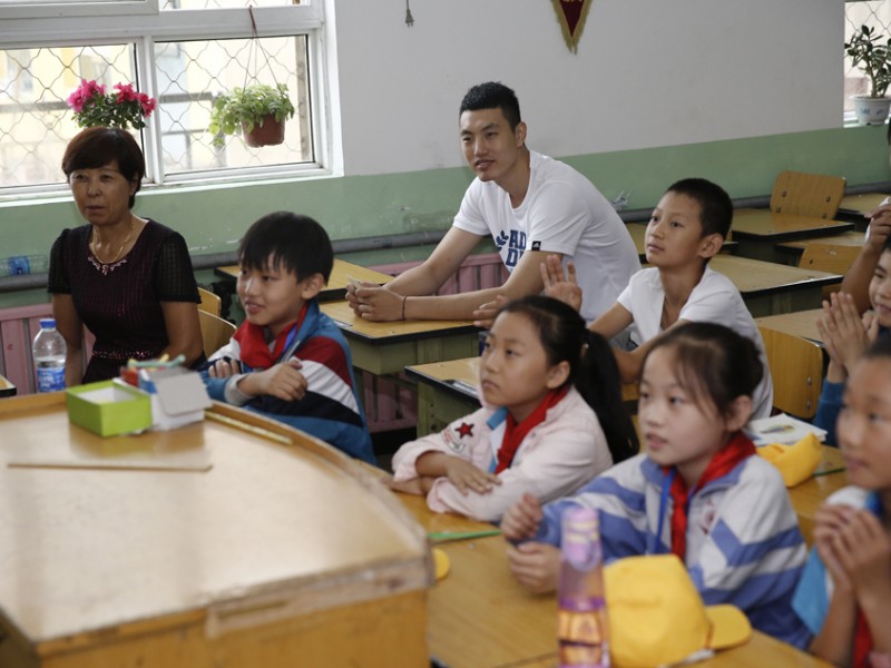 翟晓川赴昌平春风学校献爱心 为打工子弟点亮希望之光