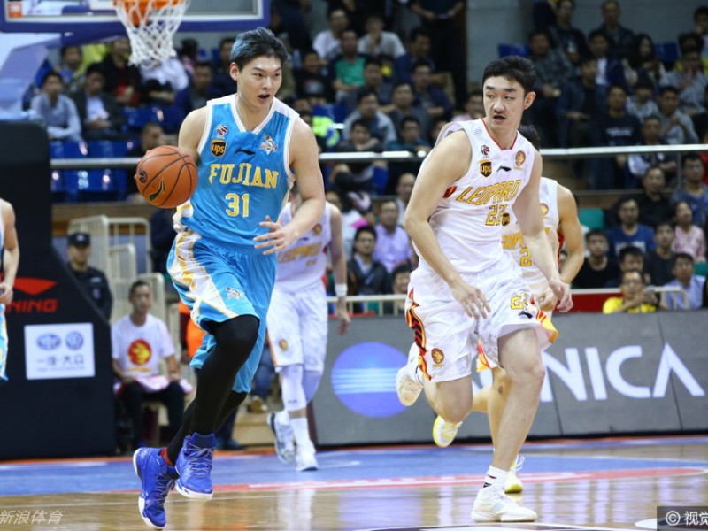 深圳烈豹主场大胜福建，王哲林空砍21+14独木难支