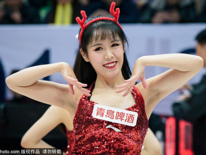 篮球宝贝热舞点燃CBA赛场 汗水与激情共舞