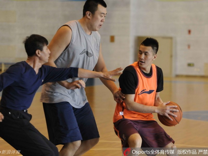 郭家军春节特训：老爸大帽郭艾伦，堂兄弟肉搏战温情上演