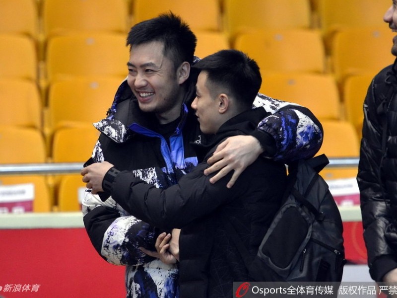 辽鲁大战前奏：山东男篮赛前训练场变“老友记”，欢声笑语预热硬仗
