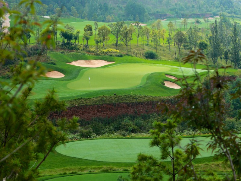 玉龙湾高尔夫球场：峰峦叠翠间的如画挥杆之境