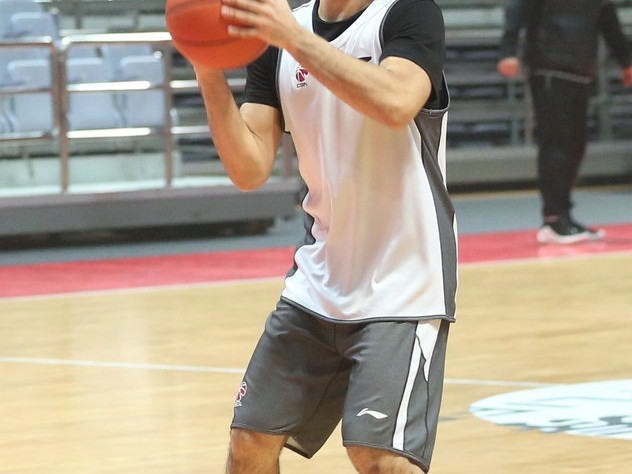 辽篮备战关键时刻，赵继伟训练场遭队友“特殊照顾”