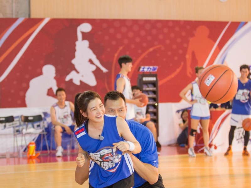 巨人托举小龙女！阿联与陈妍希的综艺扣篮瞬间