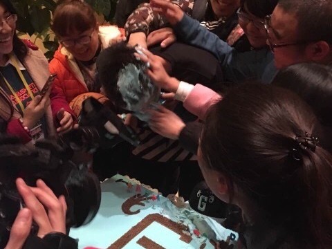 蓝海深情：郭艾伦输球夜，球迷蛋糕“袭击”暖透心扉