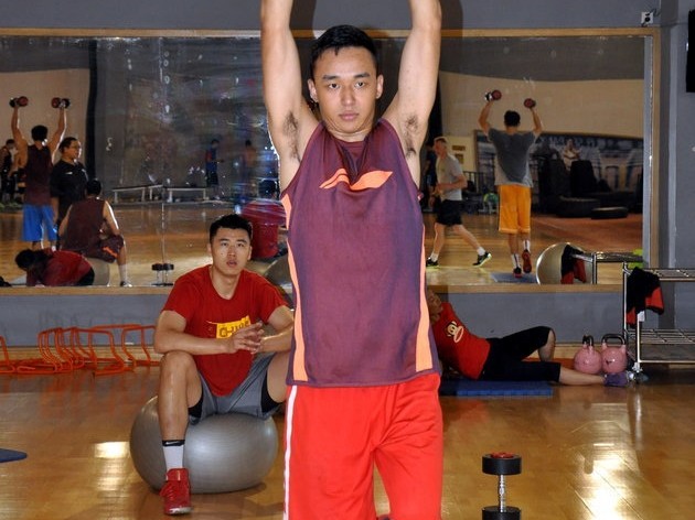 齐鲁盛夏练兵忙 王汝恒贾诚吴轲力量房挥汗如雨