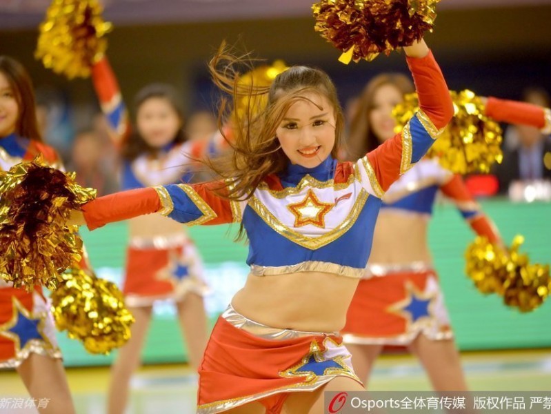 赛场边的那抹亮色：篮球宝贝的汗水与热爱