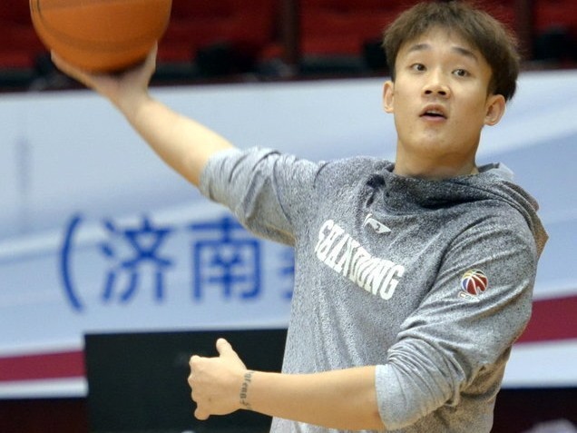 丁彦雨航变身“表情包天王”！山东高速赛前训练欢乐多，核心备战风采抢镜