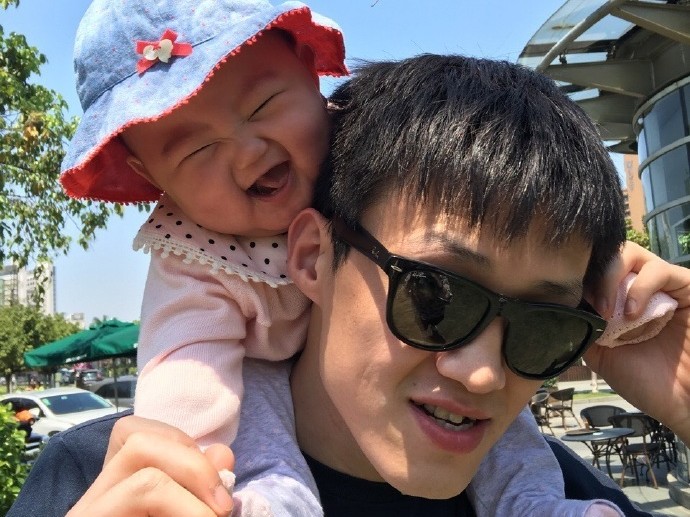 陪伴是最长情的告白：奶爸周鹏和女儿的幸福时光