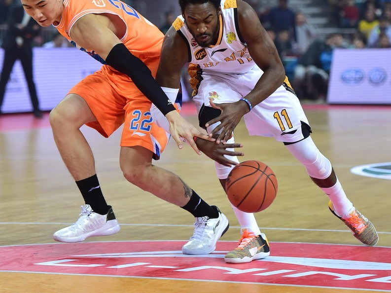 CBA激战夜：汾酒vs大鲨鱼空中博弈，东北虎金强内线角力，广厦北控上演灵动一击