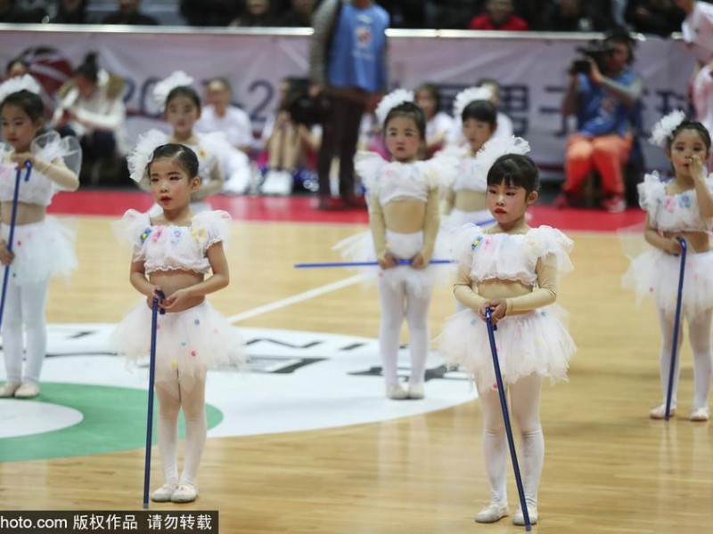 冬日里的暖萌旋风：八一主场篮球宝贝上演可爱拐棍舞