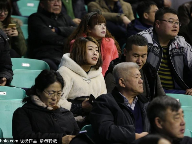 寒冬貂绒助威，辽宁本溪主场球迷彰显豪迈真情