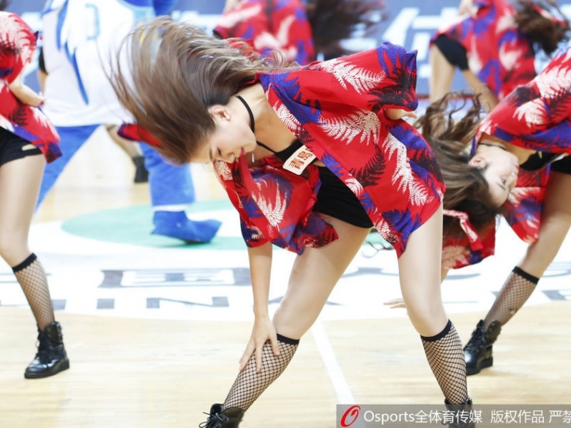 圣诞女神空降晋江 福建篮球宝贝热舞燃爆CBA赛场