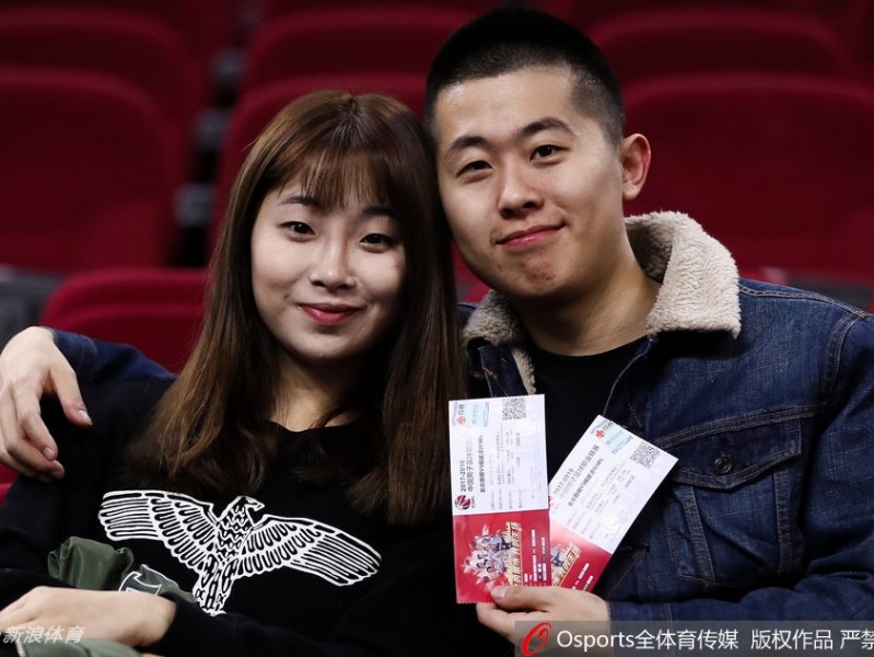 京城篮球之夜，美女球迷点亮看台风景线