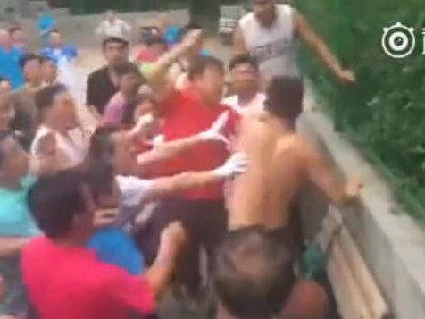 篮球场上的夕阳红与青春火，一场场地之争背后的城市之问