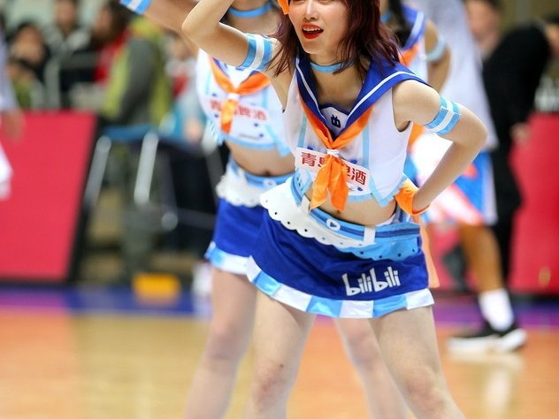 上海篮球宝贝化身二次元应援团，CBA赛场刮起青春旋风