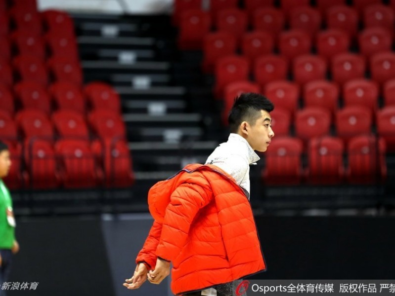 吉林男篮备战揭幕战气氛火热 “神鸟”兰德里训练场变身活宝逗乐全队