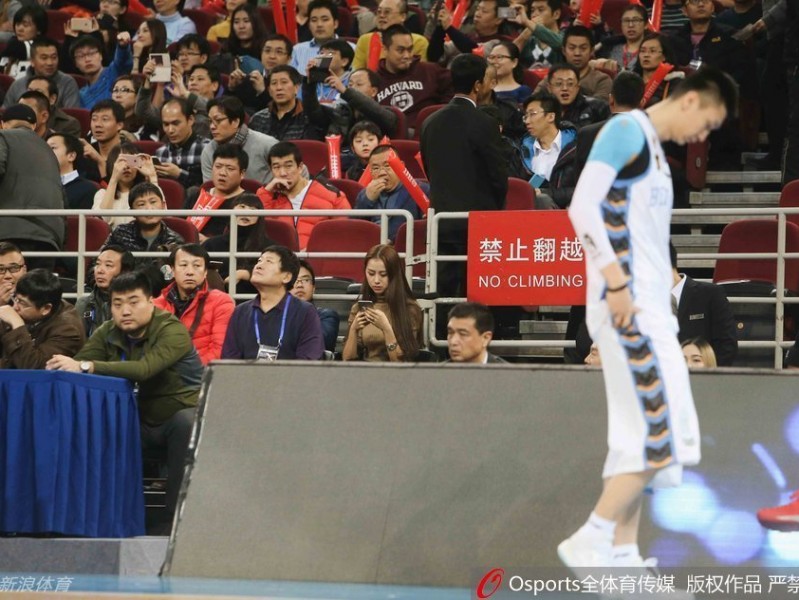 CBA最美太太陈露：从T台模特到赛场边最暖的星光