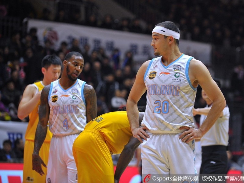 亚当斯穿裆戏耍引爆冲突，布拉切野兽出笼，新疆主场91-86击退广厦