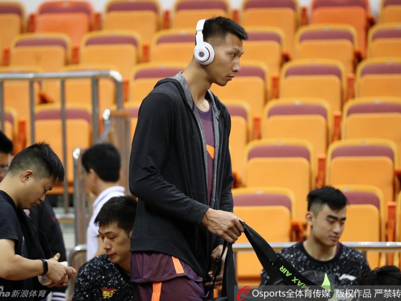 阿联空降东莞率队合练，赞助商鞋款争议成回归首秀最大悬念