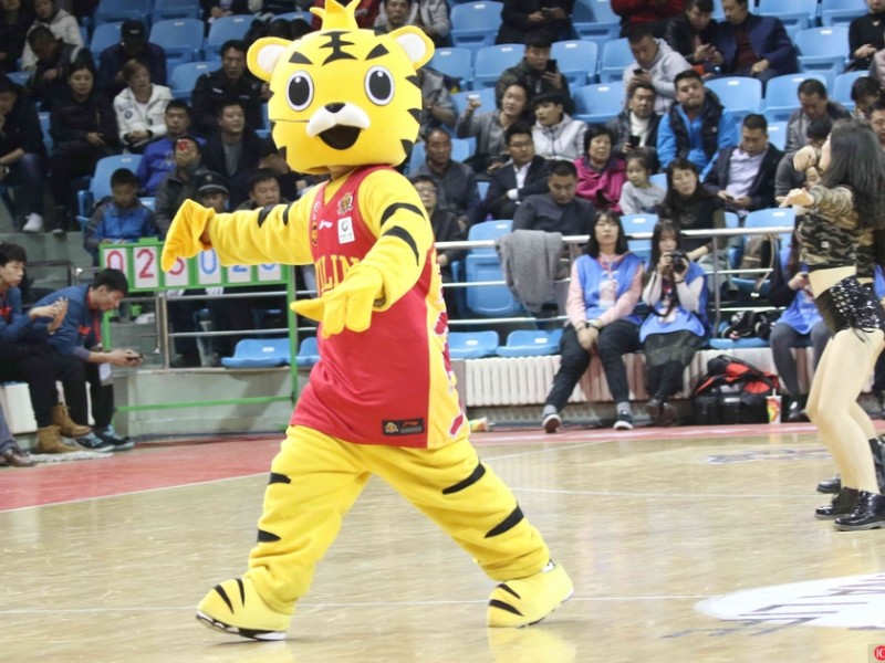 寒冬热舞：长春赛场上的啦啦宝贝与吉祥物