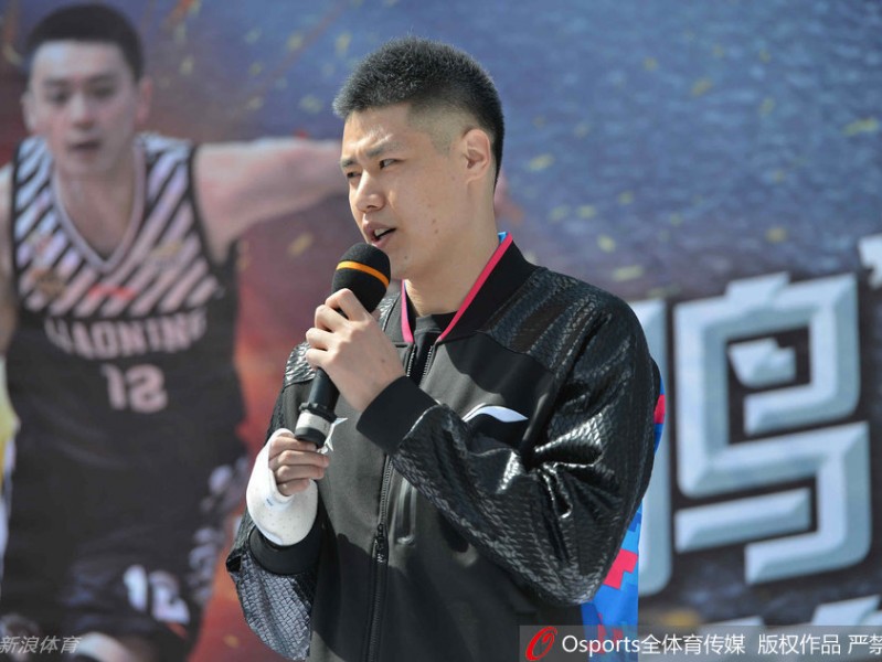 杨鸣贺天举出席球迷见面会 温情互动引爆锦州夏日热情