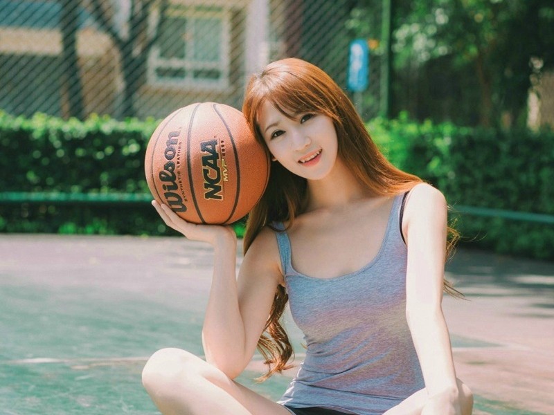 球场湿身谜团：美女球迷的矿泉水与汗水