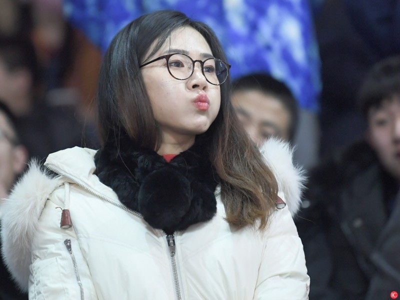 冰雪赛场上的靓丽风景线 吉林女球迷点燃寒冬激情