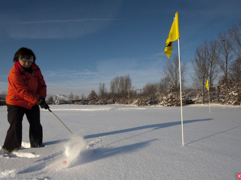 冬日球场别样美雪中挥杆乐无穷