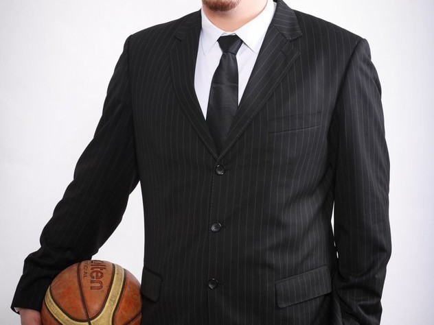 铁汉柔情：篮球中锋买尔丹与新疆未婚妻的甜蜜婚礼前奏