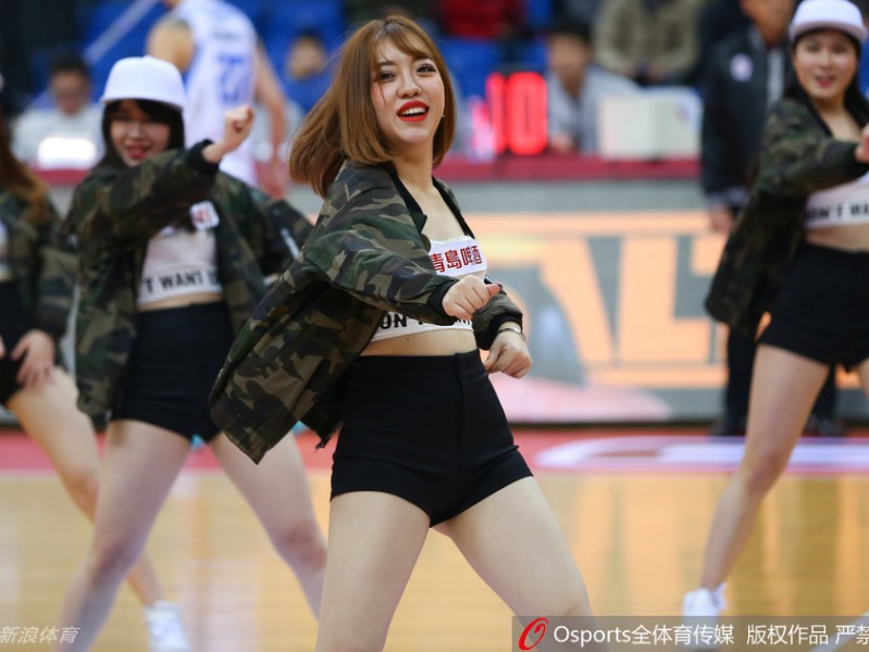 新春首战青岛男篮力克北控 篮球宝贝热舞点燃赛场