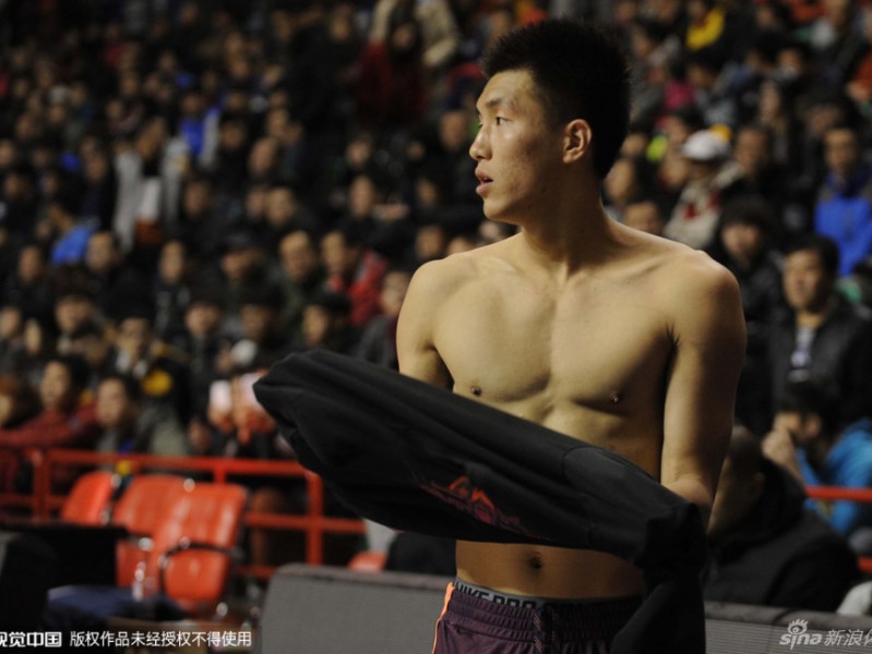 辽宁男篮本溪壮行会，郭艾伦续约后心情大好亮相