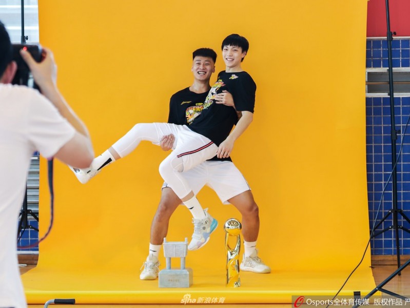 十一冠王的独家记忆：广东宏远写真幕后那些比冠军更暖的瞬间