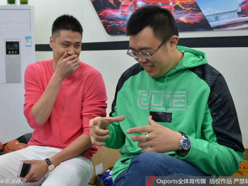 辽宁男篮三将亮相车展 韩德君萌态十足引粉丝尖叫