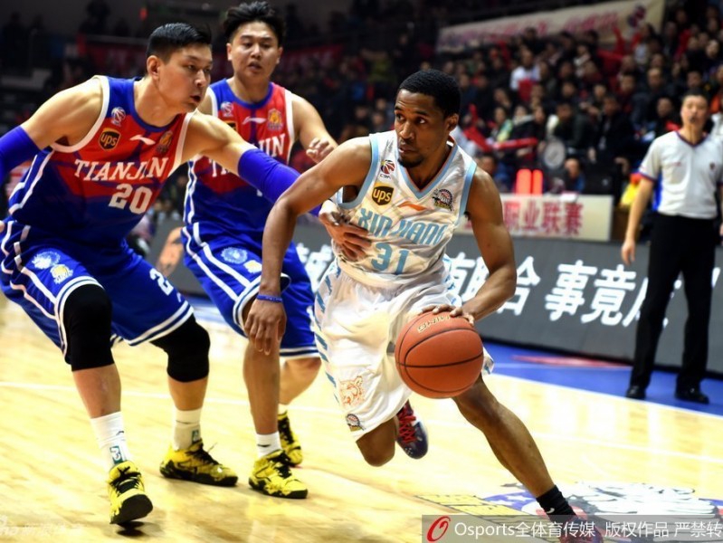 天山之巅的钢铁长城：回看新疆男篮那场血性与荣耀的季后赛史诗