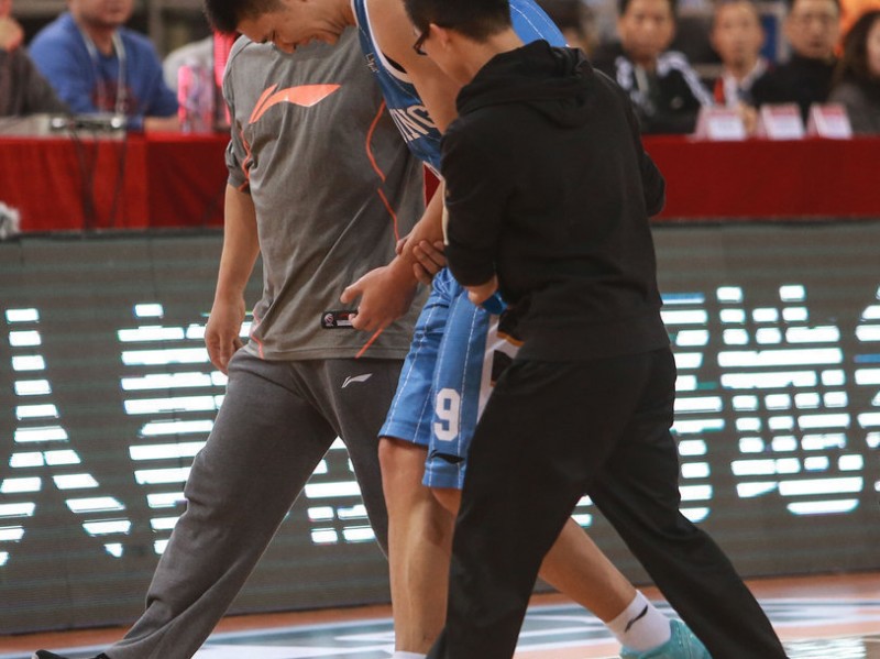 京城德比惊魂一刻 孙悦反关节重伤牵动人心