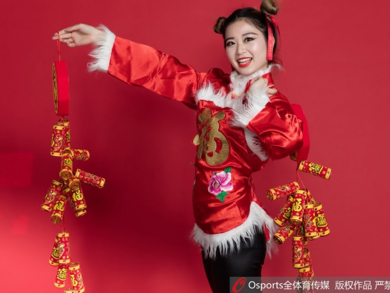 民俗霓裳舞新春 篮球宝贝赛场绽放中国风