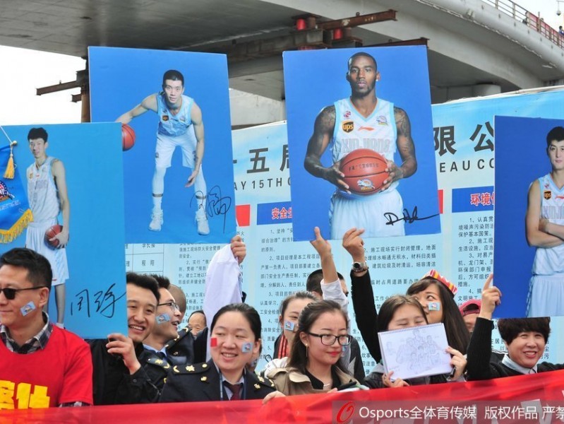 天山飞虎十五载圆梦总冠军 乌鲁木齐万人空巷迎王者